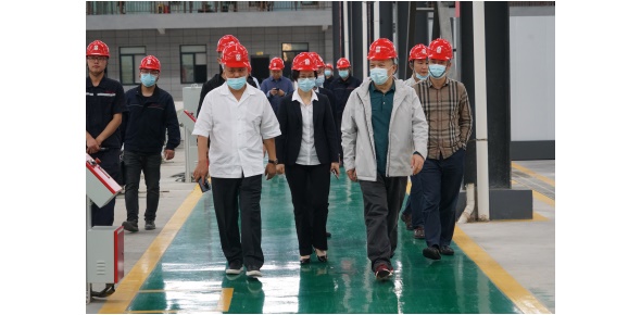 2022-5-10黃學(xué)工等省工信廳總工程師、一級(jí)巡視員市工信局姚曉麗局長(zhǎng)等領(lǐng)導(dǎo)視察萬眾集團(tuán)